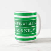 Mug Verset biblique de guérison vert rayé initial (Devant droit)