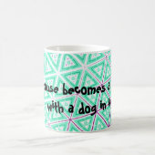 Mug Vert et pourpre Une maison devient une maison avec (Centre)