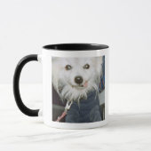 Mug Vêtements de port d'un chien blanc (Gauche)