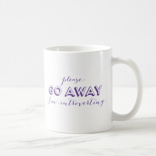 Mug Veuillez aller loin je suis introverting pourpre (Droite)