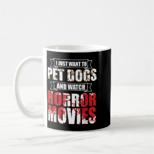 Mug Veux Caresser Des Chiens Regarder Des Films D'Horr