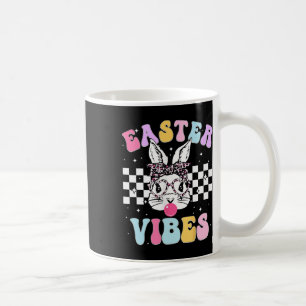 Mug Vibes de Pâques rétro groovy Lapin à carreaux pour