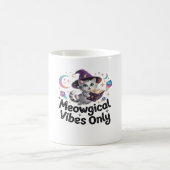Mug Vibes Méowgiques Uniquement, Chat Kawaii Witch Flo (Centre)