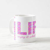 Mug Vie rose vif "Profitez-en pendant que vous pouvez" (Devant gauche)