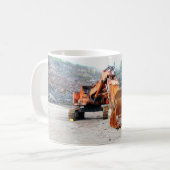 Mug Vieille excavatrice endommagée se reposant dans (Devant gauche)