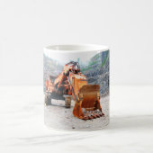 Mug Vieille excavatrice endommagée se reposant dans (Centre)