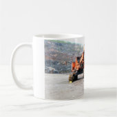 Mug Vieille excavatrice endommagée se reposant dans (Gauche)