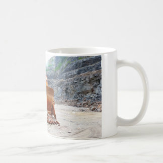 Mug Vieille excavatrice endommagée se reposant dans
