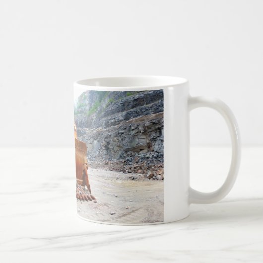 Mug Vieille excavatrice endommagée se reposant dans (Droite)