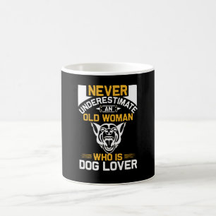 Mug vieille femme qui est amatrice de chien