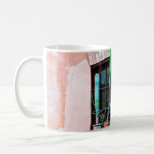 Mug Vielle fenêtre abandonnée avec groupe de fleur de