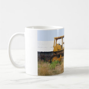 Mug Vieux bouteur jaune garé dans un pâturage
