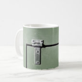 Mug vieux métal vert avec charnières (Devant gauche)