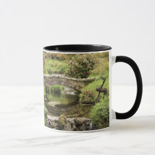 Mug Vieux pont en pierre au-dessus d'un courant en