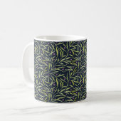 Mug Vignes vertes sereines et feuillues avec fleurs ro (Devant gauche)