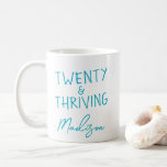 Mug VINGT ans et épanouissement 20e anniversaire drôle<br><div class="desc">Célébrez votre vingt-et-unième anniversaire avec cette tasse d'anniversaire vibrante de TWENTY & THRIVING avec des lettres turquoise audacieuses. Cette tasse à café de nom personnalisé fait un cadeau amusant et réfléchi pour quiconque embrasse la vingtaine avec confiance et énergie. Un endroit idéal pour prendre un café le matin, un dortoir...</div>