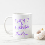 Mug VINGT ans et épanouissement 20e anniversaire drôle<br><div class="desc">Marquez son 20e anniversaire dans le style avec cette tasse Sassy TWENTY & THRIVING dans un design violet clair. Parfaitement personnalisée avec n'importe quel nom, cette tasse de café en céramique fait un cadeau d'anniversaire amusant et utile pour un ami, fille, collègue ou camarade de classe. C’est le parfait mélange...</div>