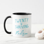 Mug VINGT ans et épanouissement 20e anniversaire drôle<br><div class="desc">Célébrez votre vingt-et-unième anniversaire avec cette tasse d'anniversaire vibrante de TWENTY & THRIVING avec des lettres turquoise audacieuses. Cette tasse à café de nom personnalisé fait un cadeau amusant et réfléchi pour quiconque embrasse la vingtaine avec confiance et énergie. Un endroit idéal pour prendre un café le matin, un dortoir...</div>