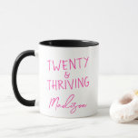 Mug VINGT ans et épanouissement 20e anniversaire drôle<br><div class="desc">Célébrez sa vingtaine fabuleuse avec cette tasse TWENTY & THRIVING audacieuse et rose vif - parfaite pour le café, le thé ou sa boisson chaude préférée. Ce cadeau personnalisé de 20e anniversaire présente un design moderne et ludique et son nom pour une touche personnalisée unique et réfléchie. Idéal pour les...</div>