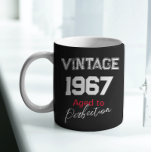 Mug Vintage 1967 Âgé à la perfection Joyeux anniversai<br><div class="desc">Amusant Wine Pun Anniversaire Coffee Mug Né en 1967. Célébration de l'année de naissance. Vintage 1967 - Âgé à la perfection - Joyeux 56e anniversaire [Nom du bénéficiaire]. Design rétro noir & blanc avec des accents rouges. Typographie de script. Fait un cadeau d'anniversaire parfait pour les maris - papas -...</div>