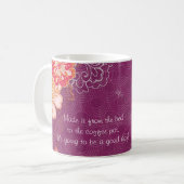 Mug Violet avec de grandes fleurs rouges roses (Devant gauche)