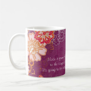 Mug Violet avec de grandes fleurs rouges roses