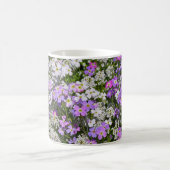 Mug Violette violette et fleurs de printemps blanches (Centre)