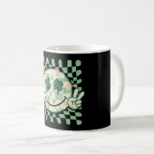 Mug Visage de sourire de trèfle drôle de jour de Saint (Devant droit)