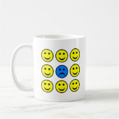 Mug Visage triste dans une foule d'heureux (Gauche)