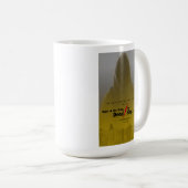 Mug Vivre mort/Roi en Chiffre à capuchon jaune 15oz (Devant droit)