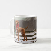Mug Vizsla dans la neige de Noël (Devant gauche)