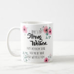 Mug Voici une citation de femmes fortes Aquarelle Flor<br><div class="desc">La citation inspirante 'Here's to Strong Woman' enfermée dans une belle aquarelle rose et gris design floral. Envoyez un peu d'amour à n'importe quelle femme/fille de votre vie. Célébrez la Journée internationale de la femme ! Beau cadeau mariage, cadeau d'anniversaire, cadeau d'anniversaire, cadeau de servante, cadeau de petite amie. Personnalisez...</div>