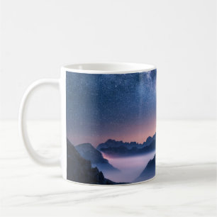 Mug Voie Lactée sur les montagnes dans le brouillard l