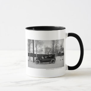 Mug Voiture avec l'arbre de Noël attaché sur le capo