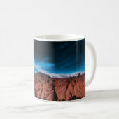 MUG VOITURE NOIRE PRÈS DES FORMATIONS DE ROCHE (Devant droit)