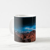 MUG VOITURE NOIRE PRÈS DES FORMATIONS DE ROCHE (Devant gauche)