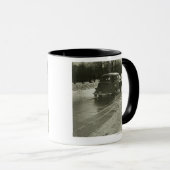 Mug Voiture sur la route (Devant droit)