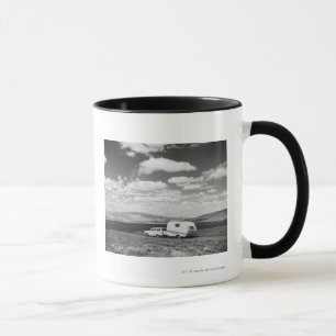 Mug Voiture tirant la remorque sur la route