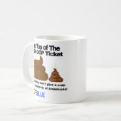 Mug Vote Blue 2024 : Conception Emoji Poop Anti-Trump (Devant gauche)