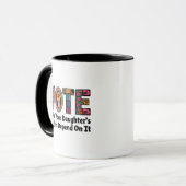 Mug Votez comme les droits de votre fille en dépendent (Devant gauche)