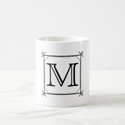 Mug Votre lettre. Monogramme fait sur commande. Noir (Centre)