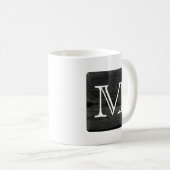 Mug Votre monogramme de lettre. Image de bois noir (Devant droit)