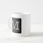 Mug Votre monogramme de lettre. Image de bois noir (Devant gauche)