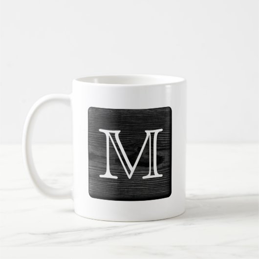 Mug Votre monogramme de lettre. Image de bois noir (Gauche)