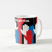 Mug Votre vote compte les mains patriotiques (Devant droit)