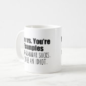 Mug Votre vs. Vous êtes l'Humour de la grammaire (Devant gauche)