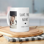 Mug Vous aimez Nana | Texte manuscrit de deux photos<br><div class="desc">Cette simple et élégante tasse noire et blanche dit "Love you Nana" en texte noir tendance, écrit à la main, avec un coeur assorti et un endroit pour votre nom. Il y a également de la place pour montrer deux de vos photos personnelles préférées pour un cadeau que votre nana...</div>