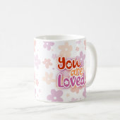 Mug Vous êtes adoré Fleurs Lesbian Pride Letters (Devant droit)