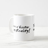 Mug Vous êtes un visiteur à ma réalité ! (Devant gauche)
