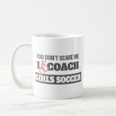 Mug Vous ne m'effrayez pas le football de filles (Gauche)